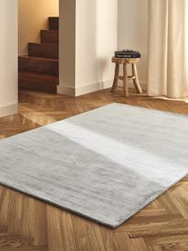 Tapis en viscose tissé main Jane, Gris clair, larg. 160 x long. 230 cm (taille M)