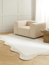 Tappeto in viscosa tessuto a mano con bordo ondulato Wavy, Beige, Larg. 80 x Lung. 150 cm (taglia XS)