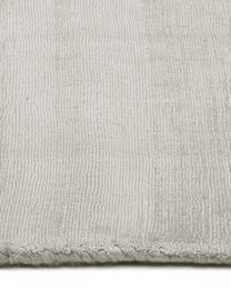 Alfombra artesanal de viscosa Jane, Parte superior: 100% viscosa, Reverso: 100% algodón El material , Gris claro, An 120 x L 180 cm (Tamaño S)