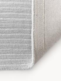 Ręcznie tkany dywan z długim włosiem z wypukłą strukturą Wes, 100% poliester z certyfikatem GRS, Jasny szary, S 80 x D 150 cm (Rozmiar XS)