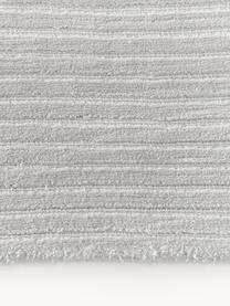 Pluizig hoogpolig vloerkleed Wes met hoog-laag structuur, handgeweven, 100% polyester, GRS-gecertificeerd, Lichtgrijs, B 80 x L 150 cm (maat XS)