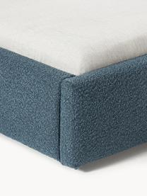 Cama tapizada en tejido bouclé con espacio de almacenaje Cloud, Tapizado: tejido bouclé (80% poliés, Cuerpo: madera de pino y abeto ma, Patas: madera de abedul pintada , Bouclé gris azulado, An 140 x L 200 cm