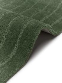 Handgetuft wollen vloerkleed Mason, Bovenzijde: 100% wol, Onderzijde: 100% katoen Bij wollen vl, Donkergroen, B 80 x L 150 cm