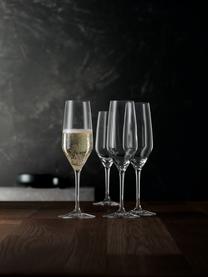 Kristall-Sektgläser Style, 4 Stück, Kristallglas

Bring den Glanz von Kristallglas auf Deinen Esstisch! Das Glas ist außergewöhnlich transparent und schwer, dadurch fühlt es sich wertig an und sieht gleichzeitig auch noch gut aus. Zudem machen die filigranen Schliffe jedes Stück zu einem besonderen It-Piece, das sowohl praktisch als auch schön ist., Transparent, Ø 6 x H 23 cm, 240 ml