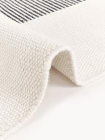 Ručně všívaný koberec s nízkým vlasem a třásněmi Kami, 100 % polyester, s certifikátem GRS, Tlumeně bílá, černá, Š 80 cm, D 150 cm (velikost XS)