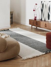 Ručne tuftovaný koberec so strapcami Kami, 100% polyester s certifikátom GRS, Lomená biela, čierna, Š 80 x D 150 cm (veľkosť XS)