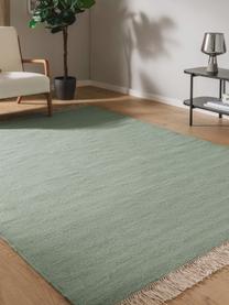 Tapis en laine tissé à la main avec franges Liv, 80 % laine, 20 % coton

Les tapis en laine peuvent perdre des fibres lors des premières semaines et des peluches peuvent se former, ce phénomène est naturel et diminue à mesure de votre usage et du temps, Vert sauge, larg. 80 x long. 150 cm (taille XS)