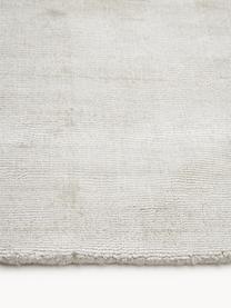 Tapis en viscose tissé main Jane, Blanc cassé, larg. 400 x long. 500 cm