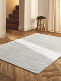 Tapis en viscose tissé main Jane, Blanc cassé, larg. 400 x long. 500 cm