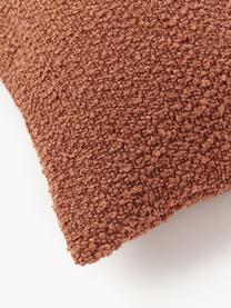 Bouclé-Kissenhülle Bellamie, Bouclé (95 % Polyester, 5 % Polyacryl)

Bouclé ist ein Material, das sich durch seine unregelmässig geschwungene Struktur auszeichnet. Die charakteristische Oberfläche entsteht durch eingewebte Schlingen aus verschiedenartigen Garnen, die dem Stoff eine einzigartige Struktur verleihen. Die Schlingenstruktur hat einen isolierenden und gleichzeitig flauschigen Effekt, der den Stoff besonders kuschelig macht., Bouclé Terrakotta, B 60 x L 60 cm