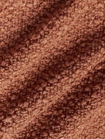 Bouclé-Kissenhülle Bellamie, Bouclé (95 % Polyester, 5 % Polyacryl)

Bouclé ist ein Material, das sich durch seine unregelmäßig geschwungene Struktur auszeichnet. Die charakteristische Oberfläche entsteht durch eingewebte Schlingen aus verschiedenartigen Garnen, die dem Stoff eine einzigartige Struktur verleihen. Die Schlingenstruktur hat einen isolierenden und gleichzeitig flauschigen Effekt, der den Stoff besonders kuschelig macht., Bouclé Terrakotta, B 60 x L 60 cm