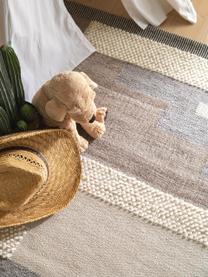 Tapis laine tissé main gris beige, 80 % laine, 20 % coton
Les tapis en laine peuvent perdre des fibres lors des premières semaines et des peluches peuvent se former, ce phénomène est naturel et diminue à mesure de votre usage et du temps, Gris, beige, taupe, larg. 160 x long. 230 cm (taille M)