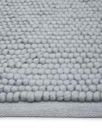 Handgeweven wollen vloerkleed Pebble, 80% wol, 20% nylon

Het in dit product gebruikte materiaal is getest op schadelijke stoffen en gecertificeerd volgens STANDAARD 100 door OEKO-TEX®, HOHENSTEIN HTTI, 21.HIN.90042.

Bij wollen vloerkleden kunnen vezels loskomen in de eerste weken van gebruik, dit neemt af door dagelijks gebruik en pluizen wordt verminderd., Grijs, B 120 x L 180 cm (maat S)