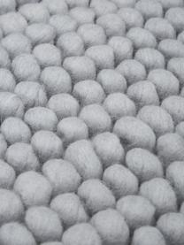 Ręcznie tkany dywan z wełny Pebble, 80% wełna, 20% nylon

Włókna dywanów wełnianych mogą nieznacznie rozluźniać się w pierwszych tygodniach użytkowania, co ustępuje po pewnym czasie

Ten produkt został przetestowany pod kątem substancji szkodliwych i certyfikowany zgodnie z STANDARD 100 by OEKO-TEX® HOHENSTEIN HTTI, 21.HIN.90042, Szary, S 120 x D 180 cm (Rozmiar S)