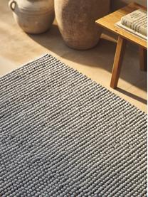 Alfombra artesanal de lana Pebble, 80% lana, 20% nylon

El material utilizado para este producto ha sido probado contra sustancias nocivas y está certificado según STANDARD 100 por OEKO-TEX®, HOHENSTEIN HTTI, 21.HIN.90042.

Las alfombras de lana se pueden aflojar durante las primeras semanas de uso, la pelusa se reduce con el uso diario., Gris, An 120 x L 180 cm (Tamaño S)