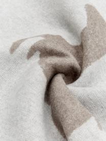Weiche Fleece-Kissenhülle Sylt mit Hirschmotiv, 85 % Baumwolle, 8 % Viskose, 7 % Polyacryl

Fleece wird aus einem dicken Baumwollgewebe gefertigt und weist eine angeraute Oberfläche auf. Fleece-Kissenhüllen sind flauschig, weich sowie angenehm warm., Hellgrau/Beige, Braun, B 50 x L 50 cm