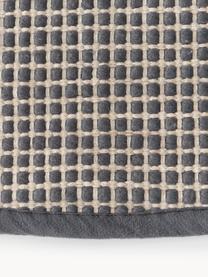 Tapis rond en laine tissé main Amaro, 67 % laine (certifiée RWS), 33 % coton

Les tapis en laine peuvent perdre des fibres lors des premières semaines et des peluches peuvent se former, ce phénomène est naturel et diminue à mesure de votre usage et du temps, Gris, beige clair, Ø 150 cm (taille M)