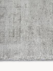 Handgeweven viscose vloerkleed Jane, Onderzijde: 100% katoen Het in dit pr, Lichtgrijs, B 160 x L 230 cm (maat M)