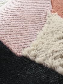 Großer handgetufteter Hochflor-Wollteppich Bobo mit abstraktem Muster, 74 % Wolle, 24 % Viskose

Bei Wollteppichen können sich in den ersten Wochen der Nutzung Fasern lösen, dies reduziert sich durch den täglichen Gebrauch und die Flusenbildung geht zurück., Bunt, B 160 x L 230 cm (Größe M)