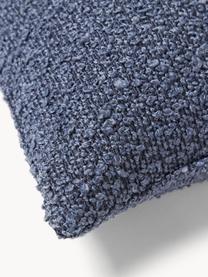 Bouclé-Kissenhülle Bellamie, Bouclé (95 % Polyester, 5 % Polyacryl)

Bouclé ist ein Material, das sich durch seine unregelmässig geschwungene Struktur auszeichnet. Die charakteristische Oberfläche entsteht durch eingewebte Schlingen aus verschiedenartigen Garnen, die dem Stoff eine einzigartige Struktur verleihen. Die Schlingenstruktur hat einen isolierenden und gleichzeitig flauschigen Effekt, der den Stoff besonders kuschelig macht., Bouclé Graublau, B 30 x L 50 cm