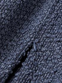 Bouclé-Kissenhülle Bellamie, Bouclé (95 % Polyester, 5 % Polyacryl)

Bouclé ist ein Material, das sich durch seine unregelmässig geschwungene Struktur auszeichnet. Die charakteristische Oberfläche entsteht durch eingewebte Schlingen aus verschiedenartigen Garnen, die dem Stoff eine einzigartige Struktur verleihen. Die Schlingenstruktur hat einen isolierenden und gleichzeitig flauschigen Effekt, der den Stoff besonders kuschelig macht., Bouclé Graublau, B 30 x L 50 cm