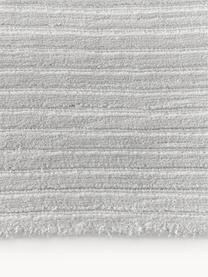 Nadýchaný koberec s vysokým vlasem a strukturovaným povrchem Wes, ručně tkaný, 100 % polyester, certifikace GRS, Světle šedá, Š 80 cm, D 150 cm (velikost XS)