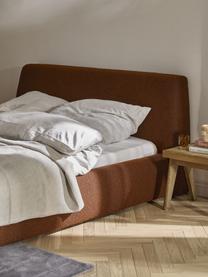 Cama tapizada en tejido bouclé con espacio de almacenaje Cloud, Tapizado: tejido bouclé (80% poliés, Cuerpo: madera de pino y abeto ma, Patas: madera de abedul pintada , Bouclé terracota, An 140 x L 200 cm