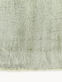 Tapis en viscose tissé main Jane, Vert sauge, larg. 160 x long. 230 cm (taille M)