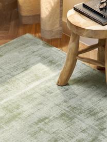 Tapis en viscose tissé main Jane, Vert sauge, larg. 160 x long. 230 cm (taille M)