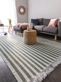 Tapis en laine tissé à la main avec franges Gitta, 90 % laine, 10 % coton

Les tapis en laine peuvent perdre des fibres lors des premières semaines et des peluches peuvent se former, ce phénomène est naturel et diminue à mesure de votre usage et du temps, Gris clair, vert foncé, larg. 120 x long. 170 cm (taille S)