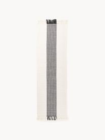 Ručne tuftovaný behúň so strapcami Kami, 100% polyester s certifikátom GRS, Lomená biela, čierna, Š 80 x D 250 cm
