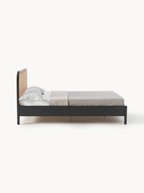 Houten bed Jones met hoofdeinde van Weens vlechtwerk, Frame: multiplex met essenhoutfi, Poten: massief essenhout, Zwart, B 140 x B 200 cm