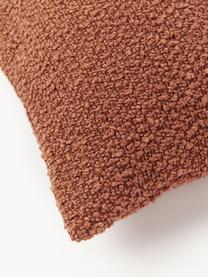 Bouclé-Kissenhülle Bellamie, Bouclé (95 % Polyester, 5 % Polyacryl)

Bouclé ist ein Material, das sich durch seine unregelmässig geschwungene Struktur auszeichnet. Die charakteristische Oberfläche entsteht durch eingewebte Schlingen aus verschiedenartigen Garnen, die dem Stoff eine einzigartige Struktur verleihen. Die Schlingenstruktur hat einen isolierenden und gleichzeitig flauschigen Effekt, der den Stoff besonders kuschelig macht., Bouclé Terrakotta, B 30 x L 50 cm