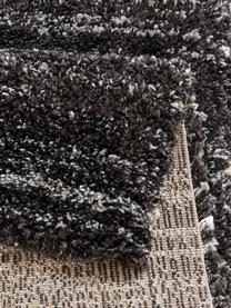Pluizig hoogpolig vloerkleed Delight met gevlekt patroon in zwart/wit, Bovenzijde: 100% polypropyleen, Onderzijde: jute, Donkergrijs, grijs, B 200 x L 290 cm (maat L)