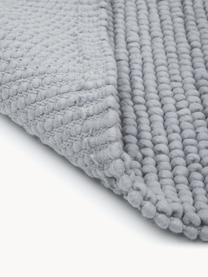 Handgewebter Wollteppich Pebble, 80 % Wolle, 20 % Nylon

Das in diesem Produkt verwendete Material ist schadstoffgeprüft und zertifiziert nach STANDARD 100 by OEKO-TEX® , HOHENSTEIN HTTI, 21.HIN.90042.

Bei Wollteppichen können sich in den ersten Wochen der Nutzung Fasern lösen, dies reduziert sich durch den täglichen Gebrauch und die Flusenbildung geht zurück., Grau, B 120 x L 180 cm (Grösse S)