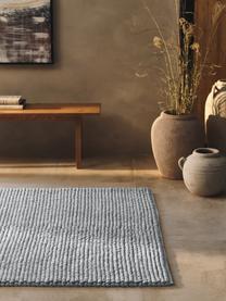 Tapis en laine tissé main Pebble, 80 % laine, 20 % nylon

Le matériau est certifié STANDARD 100 OEKO-TEX®, 21.HIN.90042, HOHENSTEIN HTTI

Les tapis en laine peuvent perdre des fibres lors des premières semaines et des peluches peuvent se former, ce phénomène est naturel et diminue à mesure de votre usage et du temps, Gris, larg. 120 x long. 180 cm (taille S)