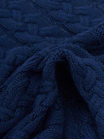 Strickdecke Caleb in Dunkelblau mit Zopfmuster, 100% Baumwolle, Blau, 130 x 170 cm