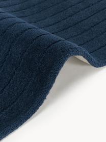 Tapis en laine tuftée main Mason, 100 % laine, certifiée RWS

Les tapis en laine peuvent perdre des fibres lors des premières semaines et des peluches peuvent se former, ce phénomène est naturel et diminue à mesure de votre usage et du temps, Bleu foncé, larg. 80 x long. 150 cm (taille XS)