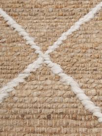 Handgemaakte jute loper Kunu, 100% jute

Minstens 50% van het textiel dat in dit product wordt gebruikt, is gemaakt van jutevezels. Jutevezels zijn een snel hernieuwbare grondstof en kenmerken zich vooral door een laag waterverbruik tijdens de teelt en verwerking. Bovendien is het materiaal volledig biologisch afbreekbaar., Bruin, wit, B 80 x L 200 cm