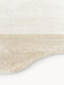 Ručně tkaný viskózový koberec s vlnitým okrajem Wavy, Béžová, Š 80 cm, D 150 cm (velikost XS)