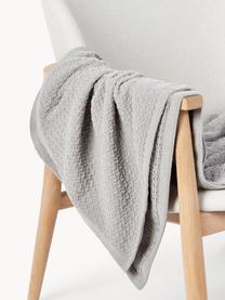 Strickdecke Everly aus Chenille, 100 % Polyester (recycelt), GRS-zertifiziert

Das in diesem Produkt verwendete Material ist schadstoffgeprüft und zertifiziert nach STANDARD 100 by OEKO-TEX®, 11.HIN.00050., Hellgrau, B 150 x L 200 cm