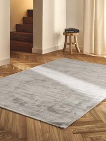 Tapis en viscose tissé main Jane, Grège, larg. 120 x long. 180 cm (taille S)