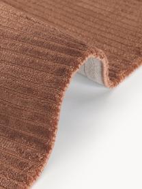 Pluizig hoogpolig vloerkleed Wes met hoog-laag structuur, handgeweven, 100% polyester, GRS-gecertificeerd, Terracotta, B 160 x L 230 cm (maat M)
