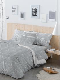 Set lenzuola in cotone Rama, Cotone

La biancheria da letto in cotone è piacevolmente morbida sulla pelle, assorbe bene l'umidità ed è adatta per chi soffre di allergie, Grigio, bianco, 180 x 270 cm + 2 federe 50 x 80 cm