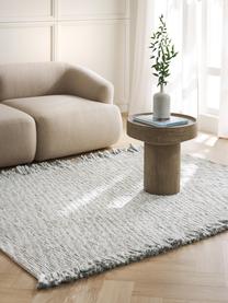 Naplocho tkaný koberec s třásněmi Bunko, 86 % recyklovaný polyester, 14 % bavlna, Šalvějově zelená, melírovaná, Š 80 cm, D 150 cm (velikost XS)