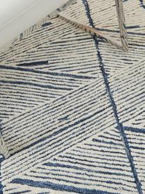 Ručne tkaný vlnený koberec Colorado, 100 % vlna
V prvých týždňoch používania môžu vlnené koberce uvoľňovať vlákna, tento jav zmizne po niekoľkých týždňoch používania, Krémovobiela, tmavomodrá, Š 120 x D 180 cm (veľkosť S)
