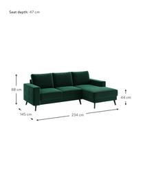 Divano angolare in velluto verde scuro Fynn, Rivestimento: 100% velluto di poliester, Struttura: legno duro, legno tenero,, Piedini: legno verniciato Il rives, Verde scuro, Larg. 234 x Prof. 145 cm