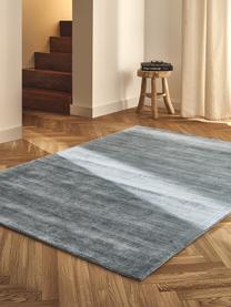 Tapis en viscose tissé main Jane, Gris-bleu, larg. 200 x long. 300 cm (taille L)