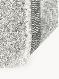 Pluizig hoogpolig vloerkleed Leighton, Bovenzijde: microvezels (100% polyest, Onderzijde: 70% polyester, 30% katoen, Lichtgrijs, B 120 x L 180 cm (maat S)
