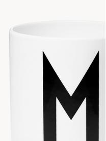 Tazza senza manico di design con lettere Personal (varianti dalla A alla Z), Fine Bone China (porcellana)
Fine bone china è una porcellana a pasta morbida che si caratterizza per la sua particolare lucentezza radiosa e traslucida, Bianco, nero, Tazza senza manico S, 250 ml